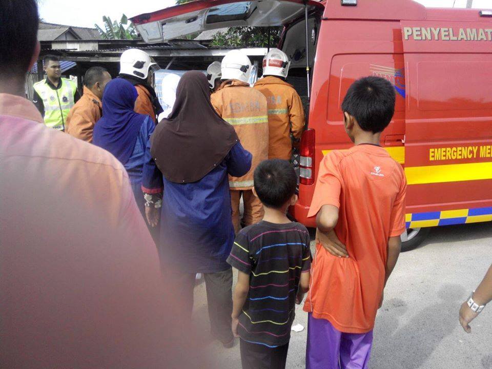 Kanak-kanak malang tersepit di celah besi tingkap (5 Gambar)