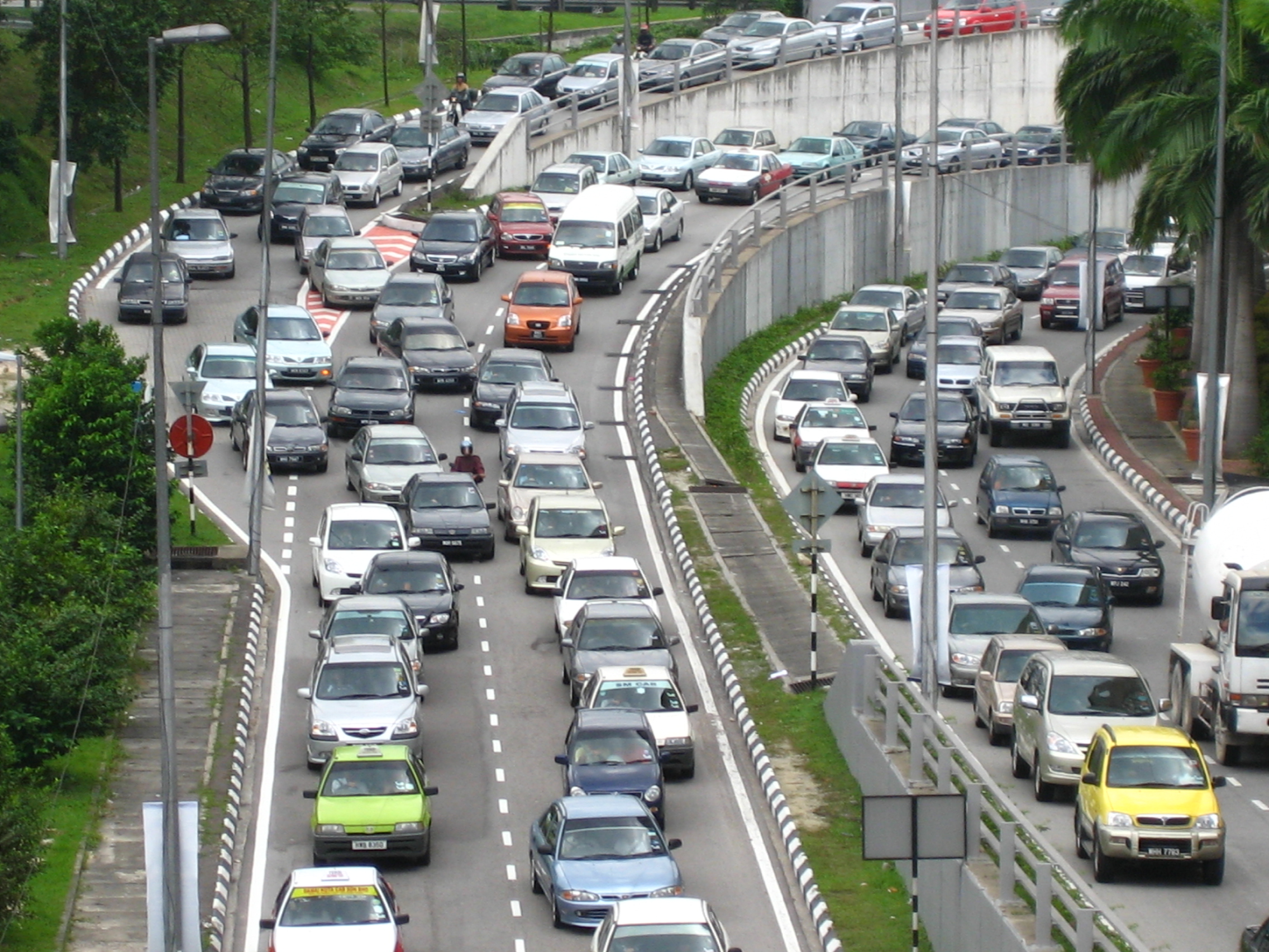 Jualan kereta naik semasa musim raya