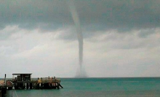 Gempar puting beliung kecil di pantai Port Dickson