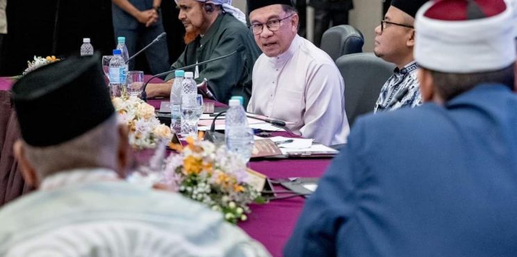 Kalimah Allah: Bahas secara terbuka boleh kelirukan umat Islam – Anwar