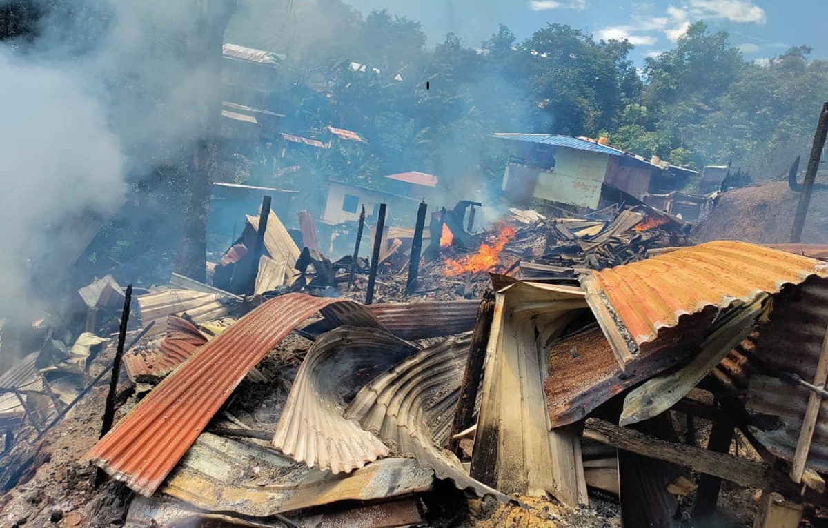 Rumah hangus terbakar, tiga keluarga hilang tempat tinggal