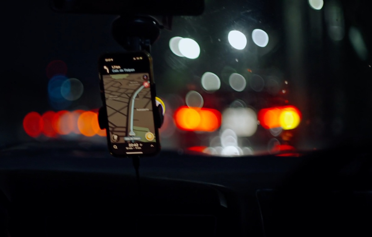 Akibat percayakan Waze, wanita pandu kereta masuk laluan motosikal