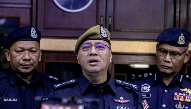 Siasatan awal dapati bas terlanggar belakang Alza sebelum terbalik – Polis