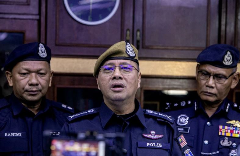 Siasatan awal dapati bas terlanggar belakang Alza sebelum terbalik – Polis