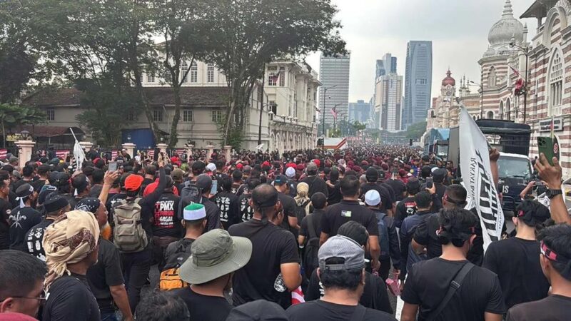 Perhimpunan ‘Turun Anwar’ berlangsung aman di Dataran Merdeka, hujan tidak jadi halangan