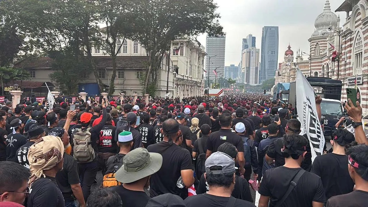 Perhimpunan ‘Turun Anwar’ berlangsung aman di Dataran Merdeka, hujan tidak jadi halangan