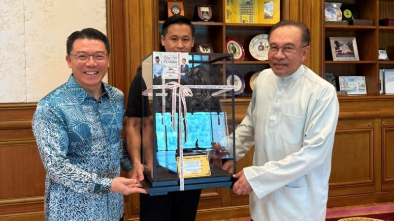 Kor Ming hadiahkan arca “Rise Up Together” kepada PM Anwar sempena Hari Jadi Anwar