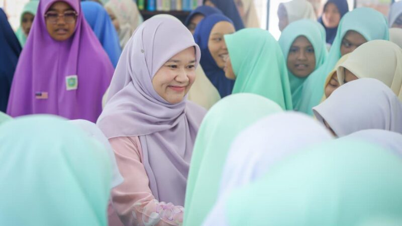 Kerajaan belanja RM8.4 juta untuk edar Jalur Gemilang kepada 5.14 juta pelajar seluruh negara.