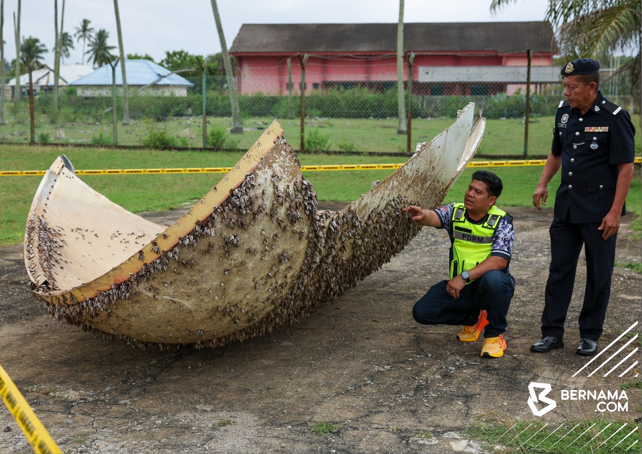 Gempar…Objek disyaki serpihan dari angkasa ditemui di pantai Nenasi, Pekan