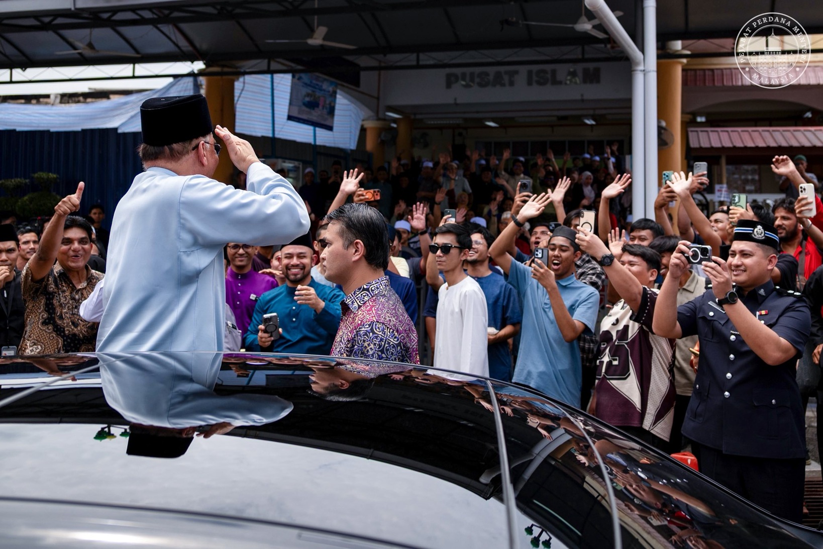 Tidak perlu rehatkan Azam ketika siasatan dijalankan terhadapnya – PM Anwar